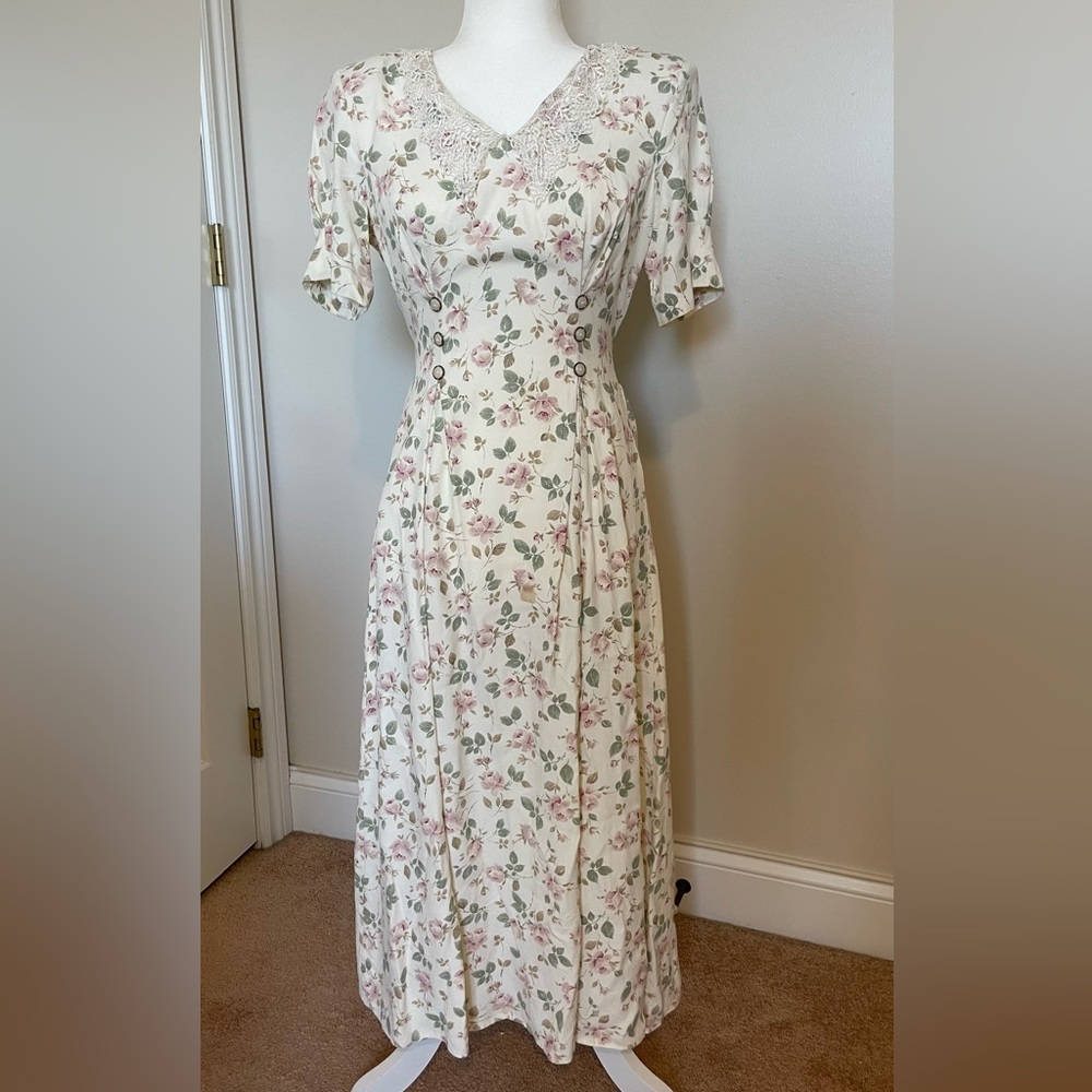 En Focus Vintage Floral Print Cream Dress 40s 50s Cottagecore Pearl Button Tie